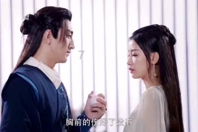 白色宽松版短袖搭配毛边牛仔裤,青春学生风穿搭,适合轻熟龄女性吗?-专业有问必答平台